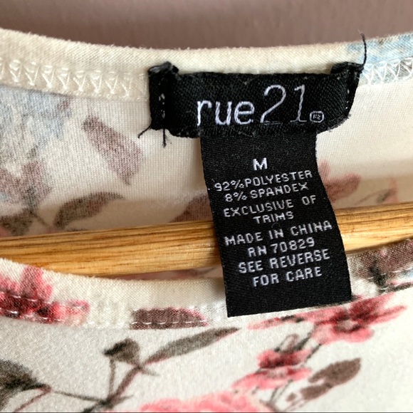 RUE21 FLORAL CROP TOP SHORT SLEEVE - Picture 5 of 6